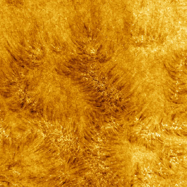 اولین تصاویر کروموسفر - ناحیه جو خورشید در بالای سطح - با تلسکوپ خورشیدی Daniel K. Inouye در 3 ژوئن 2022 گرفته شده است. این تصویر منطقه ای به وسعت 82500 کیلومتر با وضوح 18 کیلومتر را نشان می دهد. این تصویر در 486.13 نانومتر با استفاده از خط هیدروژن بتا از سری Balmer گرفته شده است.