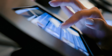 نور آبی پیری را تسریع میکند