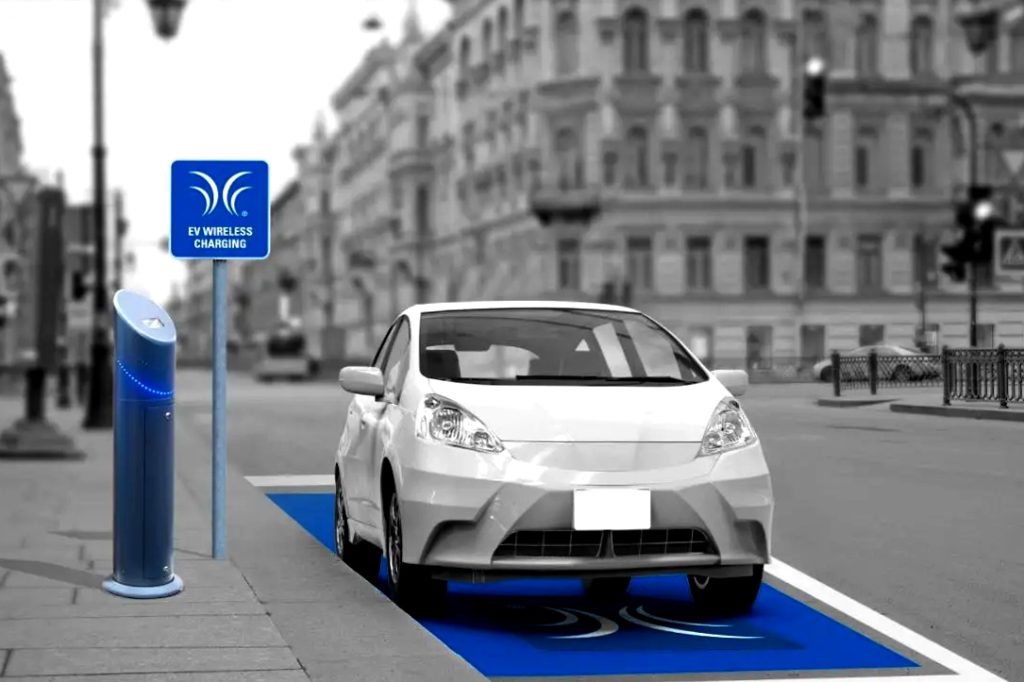 شارژ بی سیم خودرو مشابه شارژ بیسیم رایج گوشی‌های هوشمند است. سطح توان انتقال انرژی ، حجم و سایز باتری ها در خودروهای الکتریکی بالاتر است.