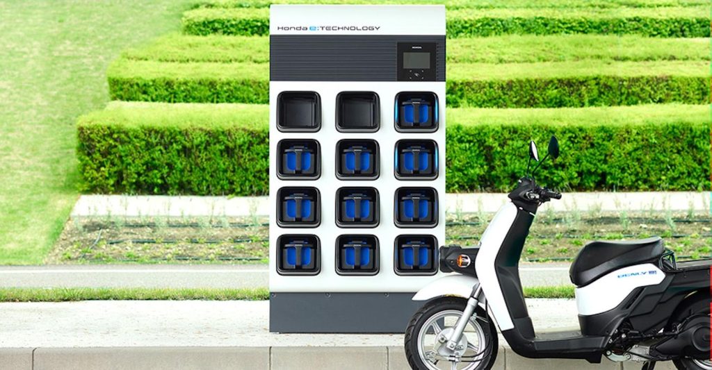 هوندا ایستگاه‌های تعویض باتری ماژولار در ژاپن و هند راه اندازی کرده هر کدام دارای یک دوجین باتری برای تعویض سریع باتری وسائل نقلیه برقی است