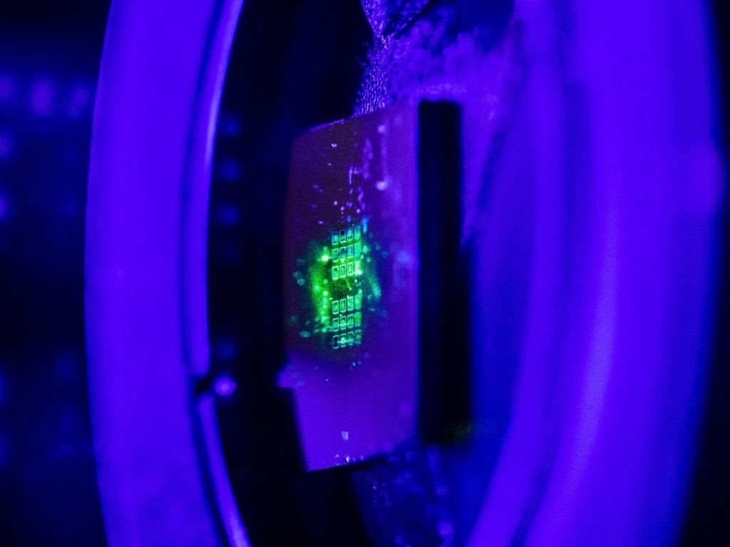 دانشمندان دستگاهی ساخته اند که تقریباً یک سوم به ضخامت یک سکه است است که می تواند شبکه های پیچیده ای از فوتون های درهم تنیده را تولید کند