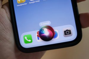 اکثر کاربران اپل می دانند ساده ترین روش دسترسی به دستیار دیجیتال اپل صدا زدن «Hey Siri» است. حال اپل میخواهد آن را تغییر دهد