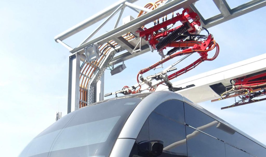 پانتوگراف ها از یک بازوی مفصلی تشکیل شده‌اند که برای اتصال به یک پورت روی سقف اتوبوس  برای شارژ با قدرت بالا نیاز دارد