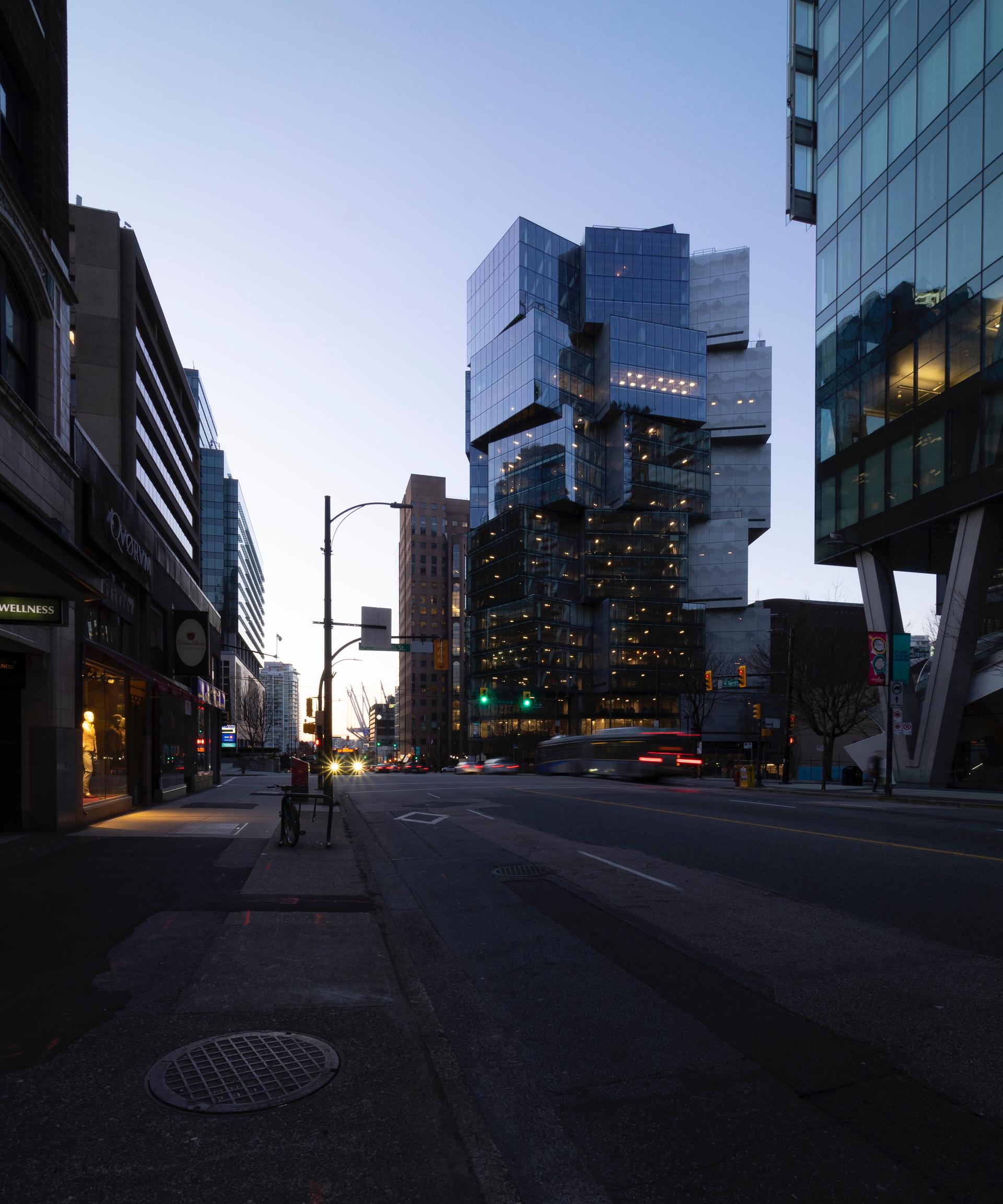 آسمان خراش Deloitte Summit ونکوور با مجموعه‌ای انباشته از مکعب‌های شیشه‌ای تغییری بزرگ نسبت به برج‌های مستطیل شکل یکنواخت ارائه می‌دهد