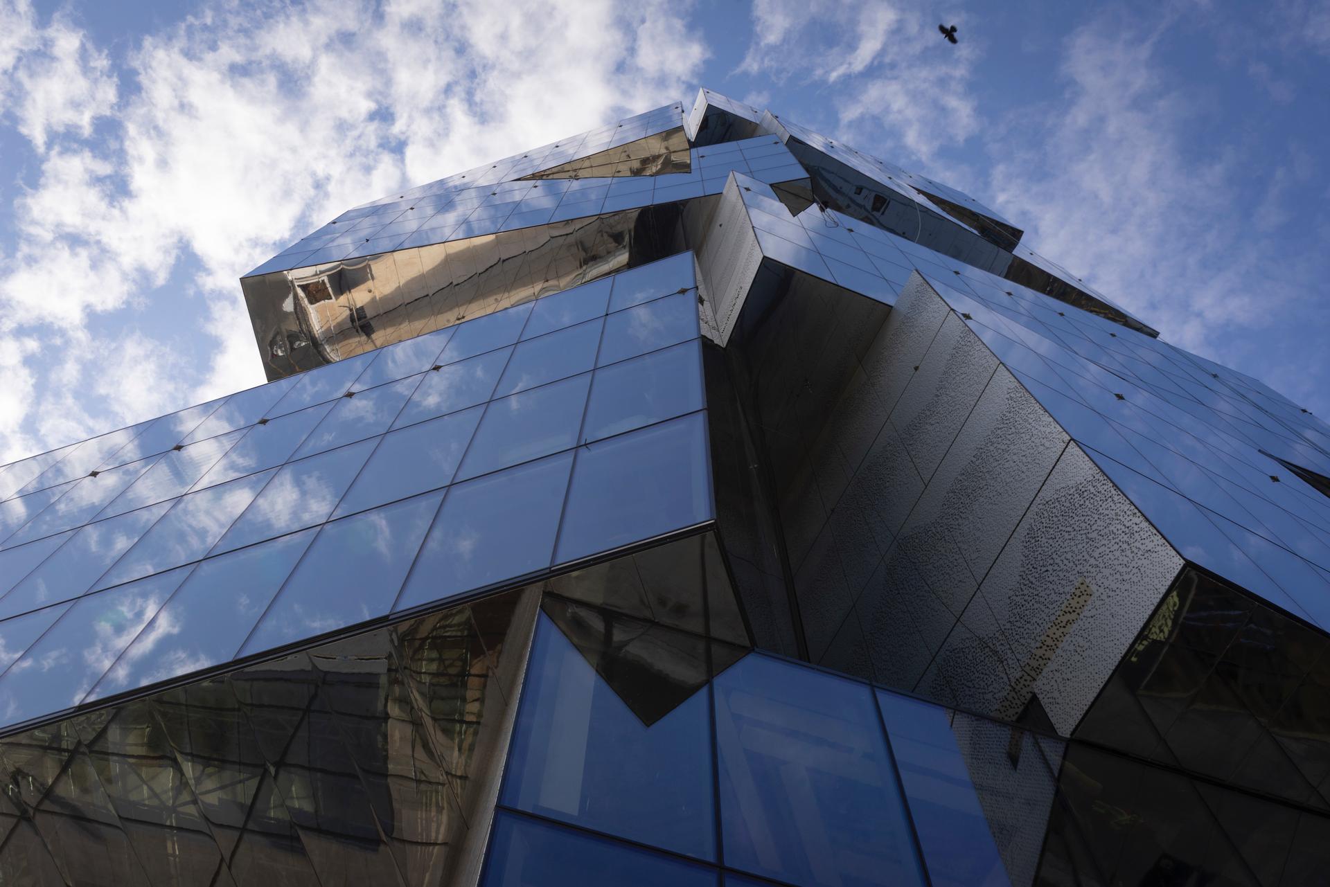 آسمان خراش Deloitte Summit ونکوور با مجموعه‌ای انباشته از مکعب‌های شیشه‌ای تغییری بزرگ نسبت به برج‌های مستطیل شکل یکنواخت ارائه می‌دهد