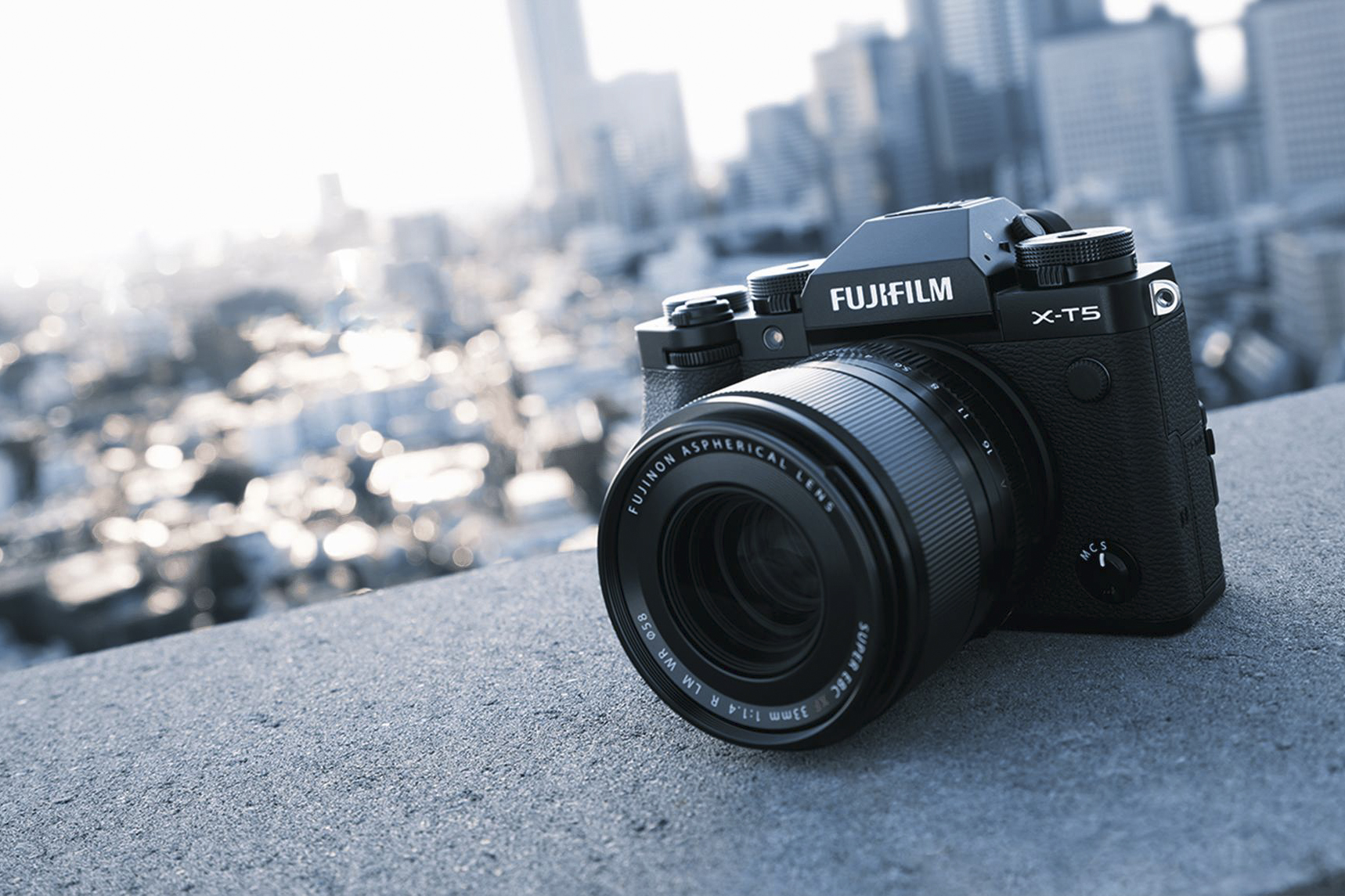 کمپانی فوجی فیلم از نسل پنجم سری دوربین‌های بدون آینه(Mirrorless) با ویژگی های جدید با عرضه دوربین Fujifilm X-T5 رونمایی کرد.

