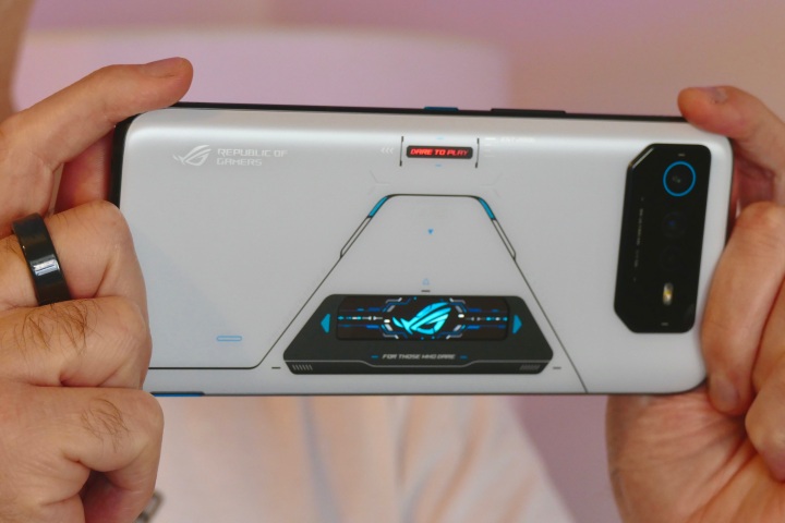 گوشی ROG Phone 6 Pro ایسوس به عنوان یکی از قدرتمندترین گوشی های هوشمند موجود به بازار عرضه شده است و به طور خاص برای بازی در حال حرکت طراحی شده است.