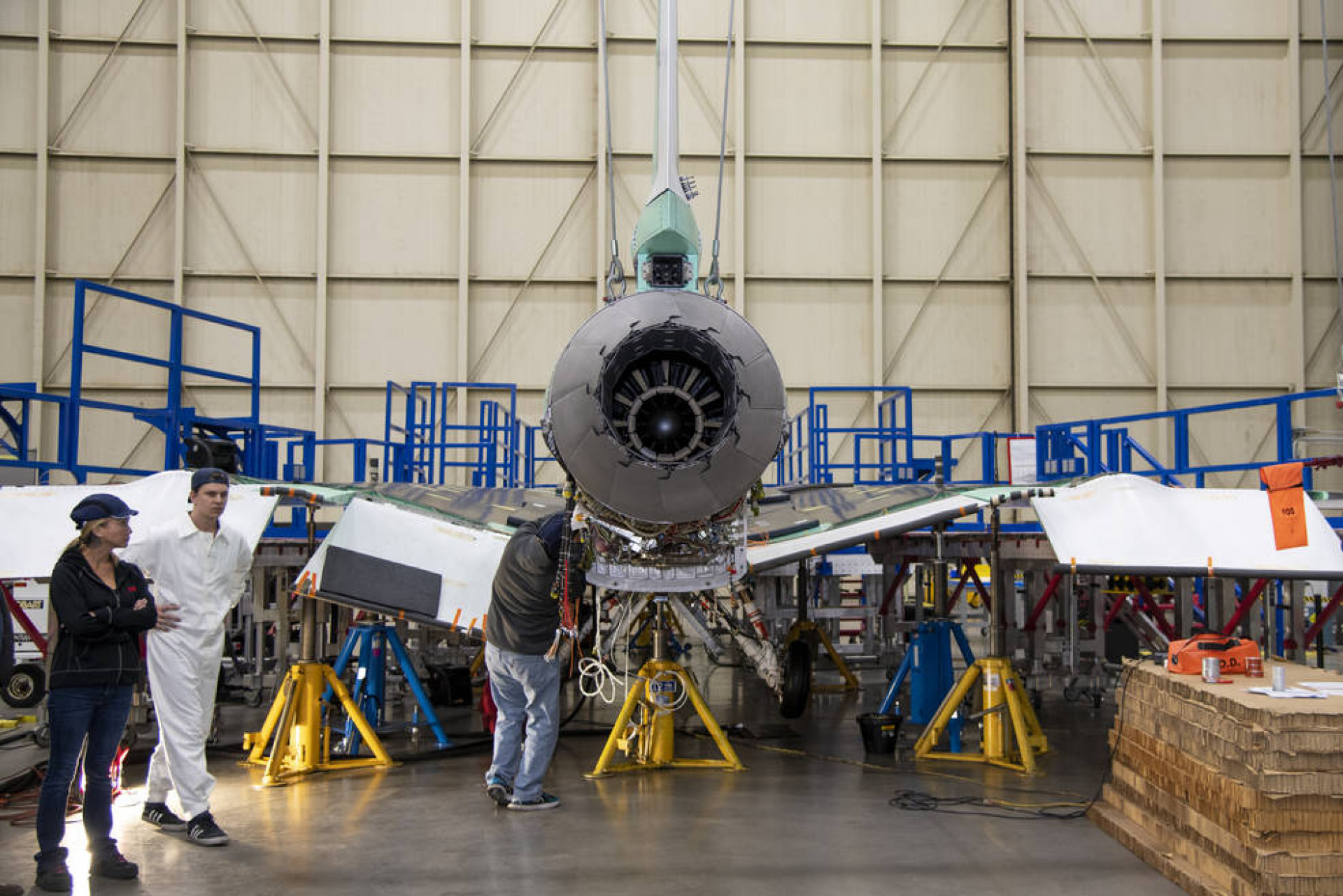 یک موتور GE Aviation F414-GE-100 در هواپیمای مافوق صوت بی صدا X-59 ناسا در تاسیسات Skunk Works لاکهید مارتین در پالمدیل، کالیفرنیا نصب شده است. این موتور 13 فوتی دارای 22000 پوند انرژی نیروی محرکه است و X-59 را به سرعت 1.4 ماخ می رساند. 