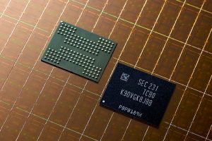 سامسونگ، بزرگ‌ترین سازنده تراشه‌های حافظه در جهان، اعلام کرد که تولید انبوه تراشه‌های نسل هشتمی V-NAND سلول سه‌گانه یک ترابیتی را آغاز کرده است