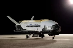 وسیله نقلیه آزمایشی مداری X-37B نیروی هوایی ایالات متحده پس از یک ماموریت رکورددار به مدت 908 روز، روز شنبه به زمین بازگشت و 129 روز از اقامت قبلی خود در فضا پیشی گرفت.