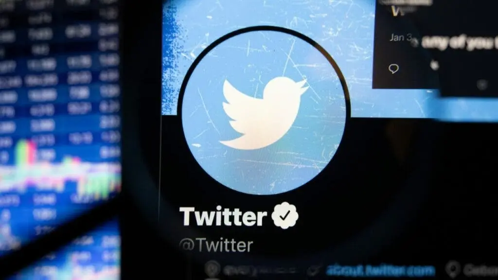 ایلان ماسک کارمندان توییتر را تشویق به دستیابی به اطلاعاتی بیشتری درباره‌ سازندگان محتوا در  یوتیوب کرده‌است و گفته شده حاضر است برای جذب آنها دستمزدشان را 10 درصد افزایش دهد.