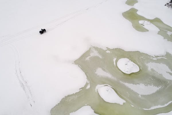 نمای هوایی مردی را نشان می دهد که سوار بر چهار در Sundom aerea، نزدیک Vaasa، در دریای یخ زده Bothnia (دریای بالتیک). اولیویه مورین/ خبرگزاری فرانسه