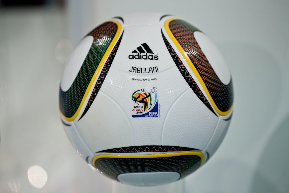توپ جابولانی با سطحی نرم و صاف از جام که در جهانی 2010 آفریقای جنوبی استفاده شد و به دلیل کند بودن در هوا مورد انتقاد بسیاری قرار گرفت.