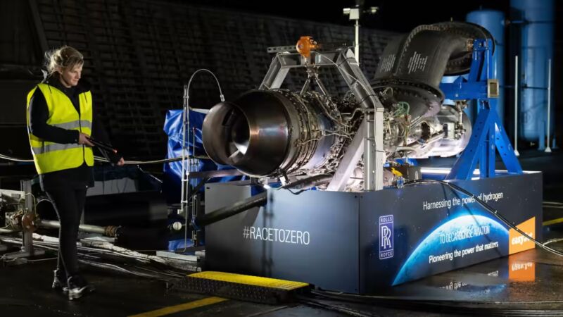 یک موتور هواپیمای رولزرویس با سوخت هیدروژنی در Boscombe Down در بریتانیا آزمایش شده است. پرواز یکی از سخت ترین صنایع برای کربن زدایی است