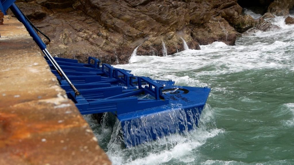 شناورهای آبی از Eco Wave Power بالا و پایین رفتن امواج را به انرژی الکتریکی تبدیل می کنند.
