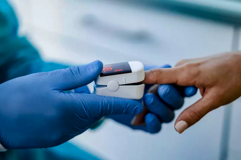 ما از کارشناسان در مورد اینکه چگونه بفهمیم اکسیژن خون خیلی پایین است سؤال کرده ایم تا بتوانید خودتان سطح آن  را اندازه بگیرید و نظارت کنید.