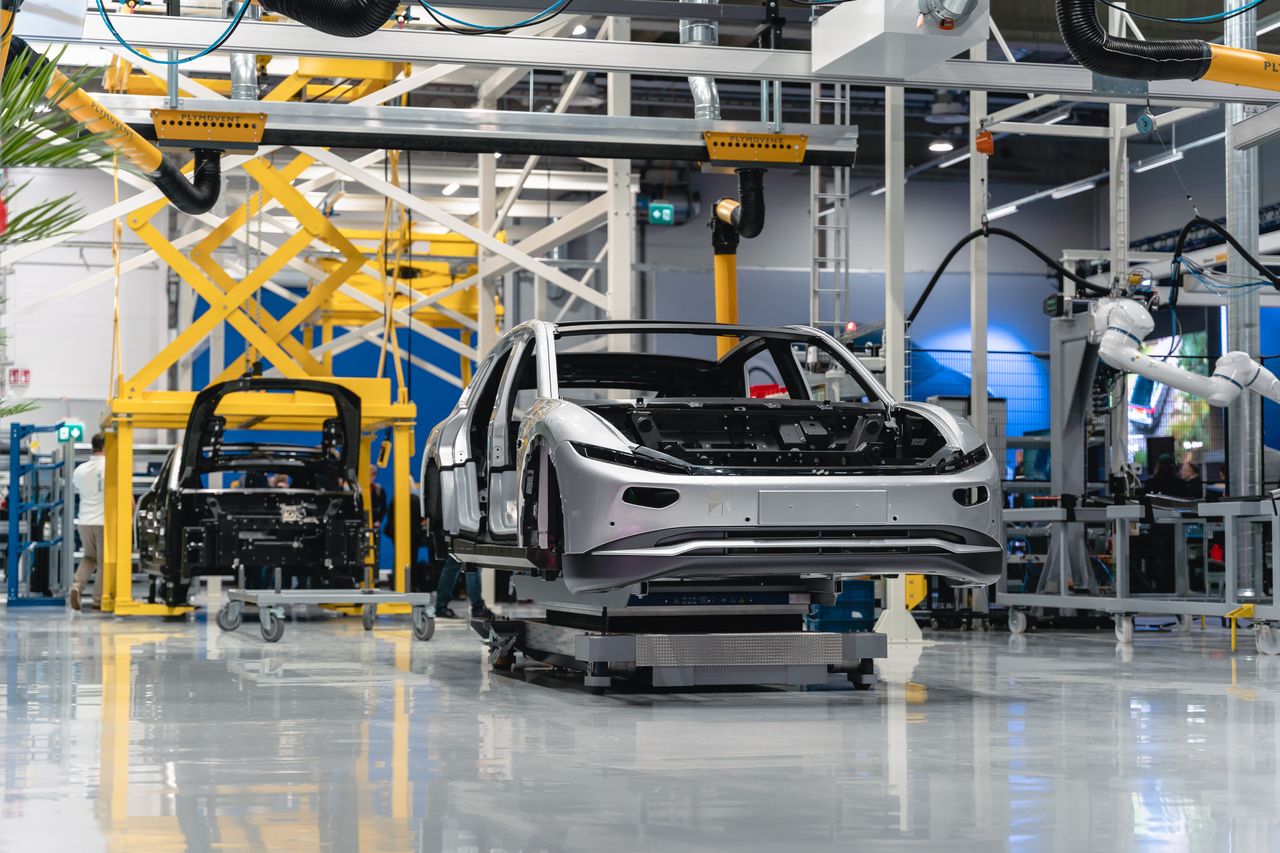 شرکت هلندی Lightyear ساز و کار جدیدی برای شارژ خودرو های الکتریکی از طریق انرژی خورشیدی ابداع کرده که می تواند دردسرهای رایج استفاده از این وسیله نقلیه پاک را به حداقل برساند.