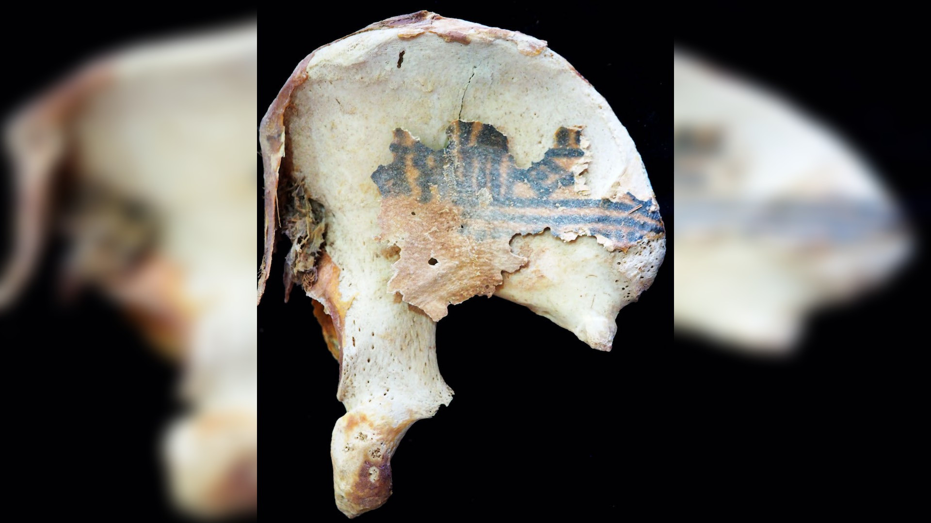 خالکوبی استخوان لگن یک زن مصری مومیایی شده از دیرالمدینه