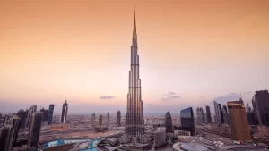 نمای پانوراما از خط افق شهر دبی با برج خلیفه، بلندترین ساختمان جهان در مرکز.