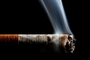 برای اولین بار در جهان، دولت نیوزلند قوانینی را تصویب کرد که فروش سیگار و سایر محصولات تنباکو را برای هر کسی که پس از سال 2008 متولد شده باشد، برای همیشه غیرقانونی می‌کند.