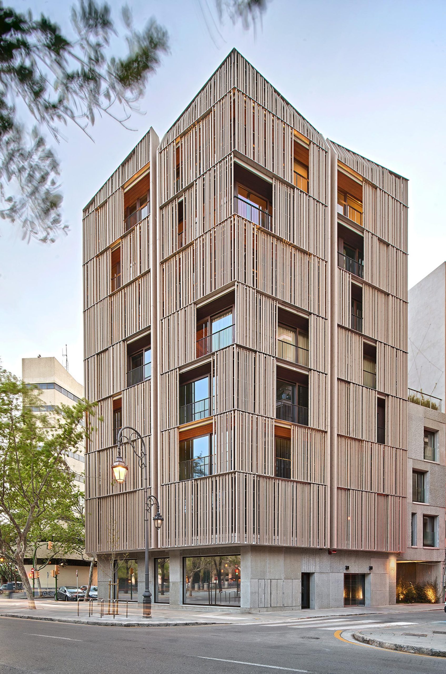 جایزه بهترین استفاده از چوب تایید شده، که ساختمان های ساخته شده از چوب پایدار را تبلیغ می کند، به پاسئو مایورکا 15 اسپانیا، توسط OHLAB تعلق گرفت.