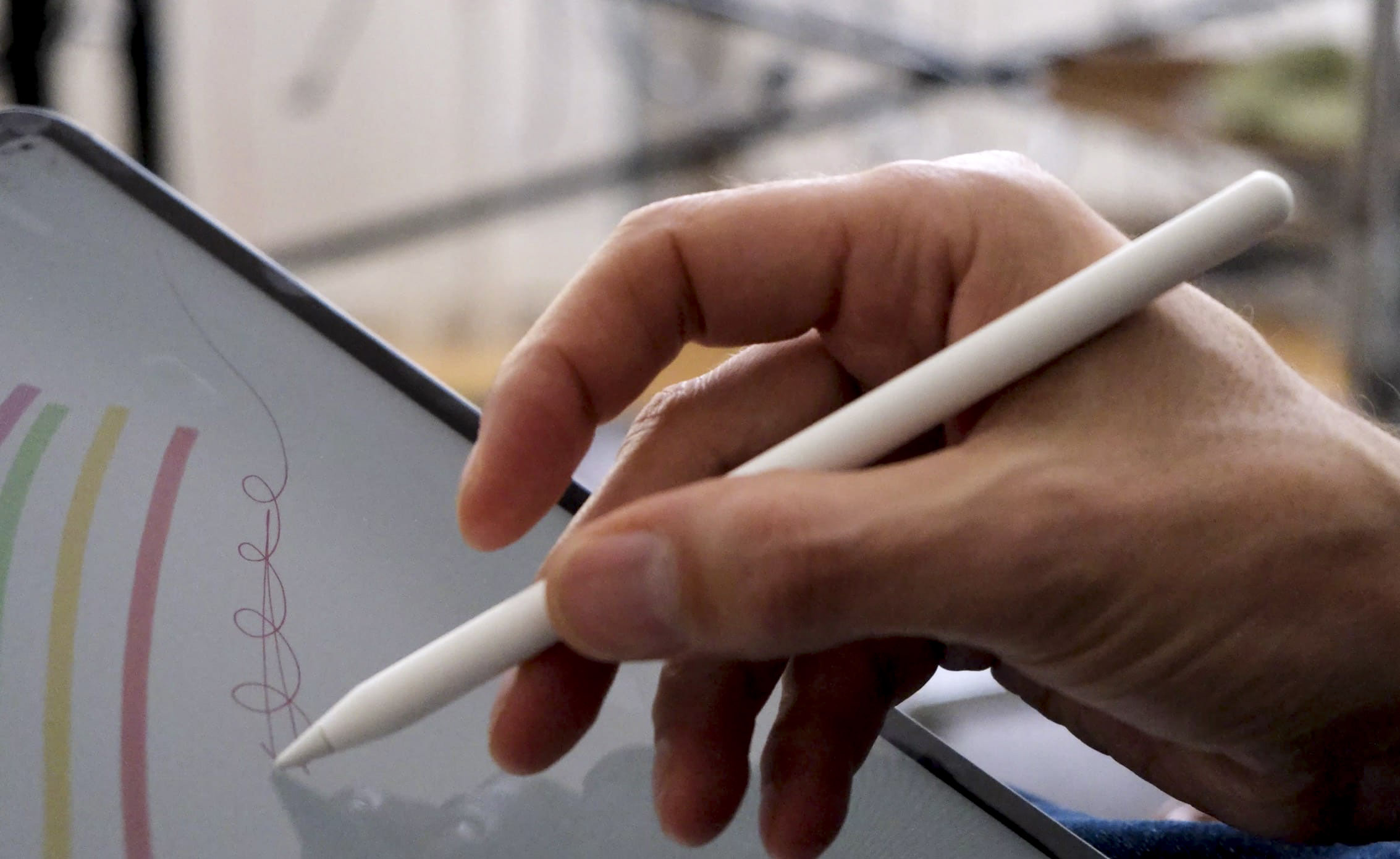 آیپد سطح مبتدی تنها آیپدی است که با نسل اول قلم اپل کار می‌کند و آیپد ایر 5، آیپد مینی 6 و نسخه‌های 2021 آیپد پرو، همگی با قلم اپل نسل دوم کار می‌کنند.