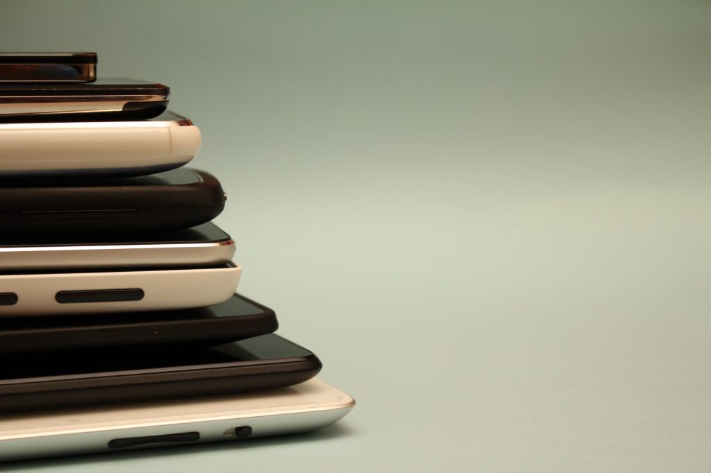 طبق گزارش Omdia، داده های تلفن های هوشمند فعال در فصل سوم 2022 نشان از کاهش استفاده از گوشی های تک سیم کارت ، غالب شدن تلفن‌های دو سیم‌کارت و تسلط گوشی های eSIM در آینده‌ای نزدیک بر بازار دارد.
