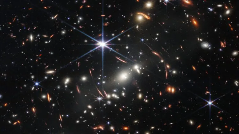 تصویری از "نخستین میدان عمیق" تلسکوپ جیمز وب که امکان مطالعه نور درون خوشه ای خوشه SMACS-J0723.3-7327 را فراهم کرده است.