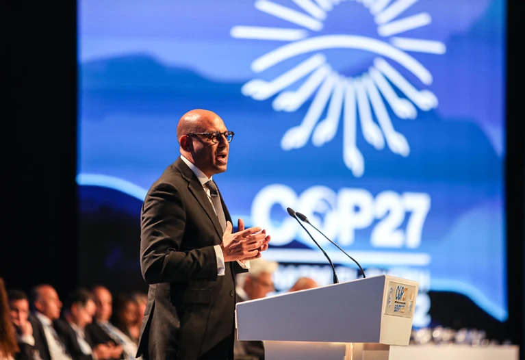 سیمون استیل، دبیر اجرایی تغییرات آب و هوایی سازمان ملل متحد در جلسه پایانی COP27 سخنرانی می کند