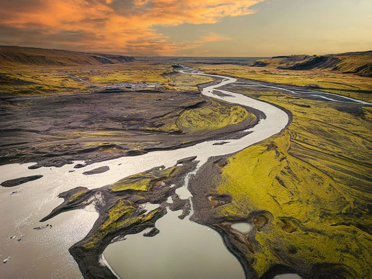 رودخانه ای که توسط یک یخچال ذوب شده در ایسلند ایجاد شده است: SWOT آب های جهان را با جزئیات بی سابقه ای ردیابی می کند.