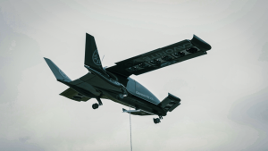 Cavorite X5 یک طراحی جذاب تاکسی هوایی eVTOL است که می‌تواند پوشش بال‌های خود را از هم جدا کند تا فن‌های صعود عمودی خود را نمایان کند