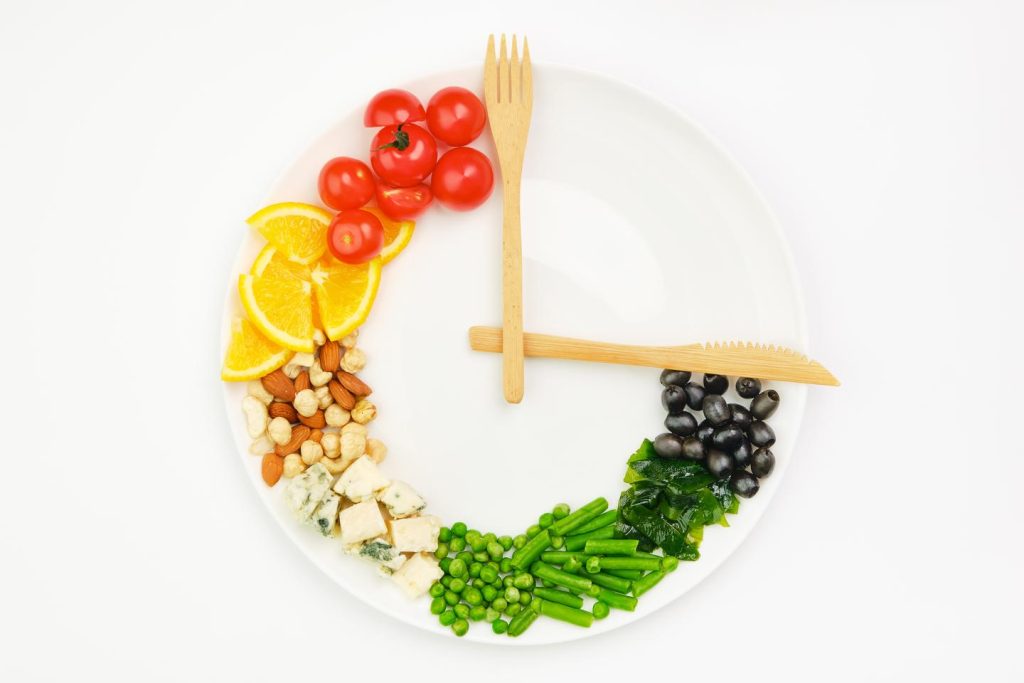 مطالعه جدیدی نشان می دهد کاهش وزن بیشتر تحت تأثیر اندازه و دفعات وعده های غذایی است تا فاصله اولین تا آخرین وعده غذایی.
