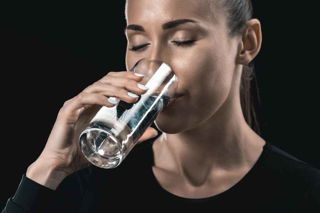 یک مطالعه نشان می‌دهد افرادی که آب کافی نمی‌نوشند، بیشتر در معرض خطر ابتلا به بیماری‌های مزمن هستند و احتمال مرگ در سنین پایین‌تر را دارند