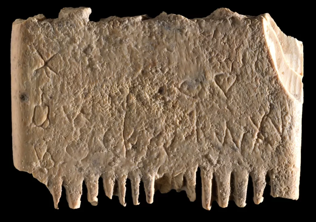 یک دانشگاه عبری شانه عاج متعلق به 1700 سال قبل از میلاد مسیح را کشف کرده است که روی آن یک درخواست برای خلاص شدن از شر شپش نوشته شده است.