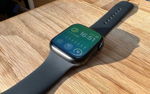 اپل واچ ممکن است محبوب ترین ساعت هوشمند روی کره زمین باشد، اما هنوز هم در زمینه حسگرها از رقبای Fitbit و Samsung عقب تر است.