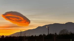 هفته گذشته ابر شبیه بشقاب پرنده در آسمان بورسای ترکیه مشاهده شد. واشنگتن پست گزارش داد، در نگاه اول به نظر می رسید که یک فضاپیمای بیگانه در آستانه فرود است، اما ماجرا چیز دیگری است.