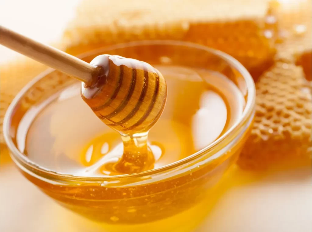بر اساس مطالعه جدید محققان دانشگاه تورنتو، مصرف عسل خام برگرفته از یک منبع گل می‌تواند فواید قابل توجهی برای سلامت قلب و عروق داشته باشد.