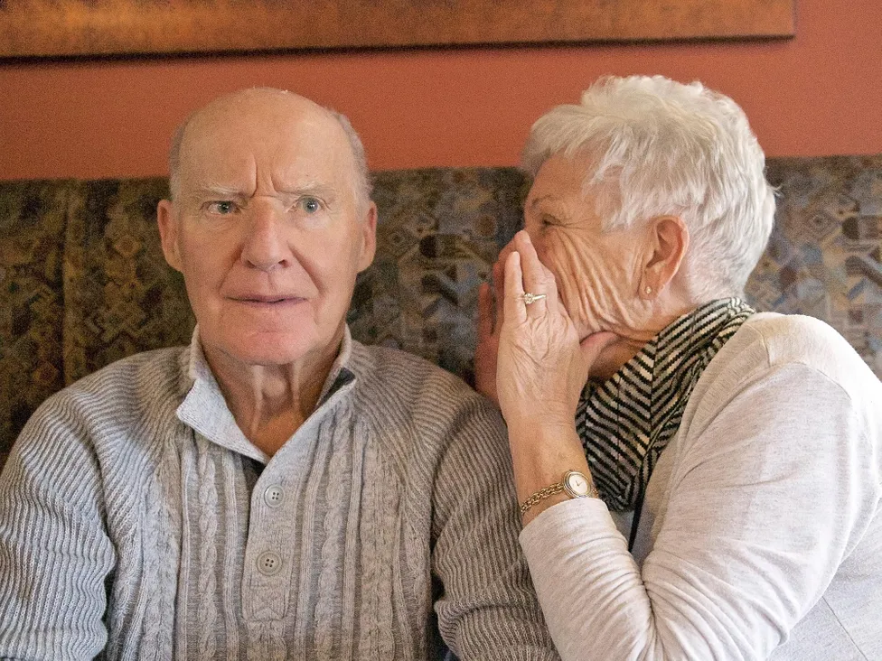 یک مطالعه که اخیرا توسط محققان دانشکده جانز هاپکینز بلومبرگ انجام شد نشان داد که افراد مسن با کم شنوایی شدید،بیشتر در معرض زوال عقل هستند.