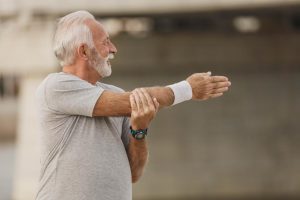 شش دقیقه ورزش با شدت بالا می تواند طول عمر یک مغز سالم را افزایش دهد و شروع اختلالات عصبی مانند بیماری آلزایمر و پارکینسون را به تاخیر بیندازد.