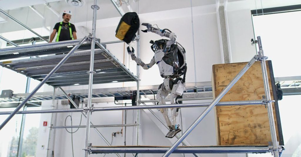 خرین ویدیوهای ربات اطلس شرکت Boston Dynamics نشان می‌دهد، ما در حال نزدیک‌تر شدن به اروبات های دست و پا دار هستیم.