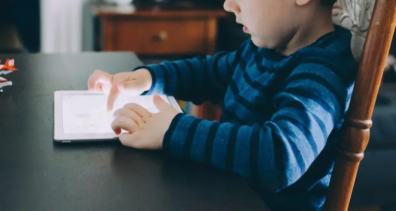 بررسی ها نشان می دهد استفاده از دستگاه های دیجیتال مانند موبایل برای آرام کردن کودک خردسال ممکن است نتیجه معکوس داشته باشد.