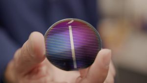 اBlue Origin اعلام کرد که از سال 2021 به منظور توسعه سلول های خورشیدی، به دنبال استفاده از غبار ماه در ساخت سلول های خورشیدی است.