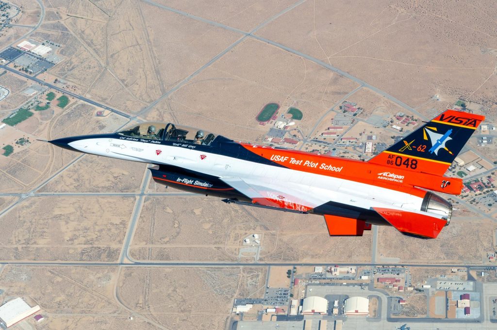 یک جت جنگنده آموزشی منحصربفرد شرکت لاکهید مارتین به نام VISTA X-62A به اولین هواپیمای جنگی تبدیل شده است که توسط هوش مصنوعی کنترل می شود .
