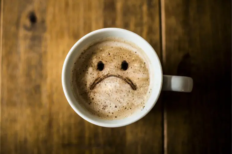 براساس تحقیقات منتشر شده در مجله انجمن قلب آمریکا ، مصرف روزانه دو یا چند فنجان قهوه ممکن است خطر مرگ ناشی از بیماری های قلبی عروقی برای افراد مبتلا به فشار خون را دو برابر کند،