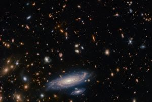 تلسکوپ جیمز وب در جدیدترین فعالیت خود برای کشف جزییات بیشتر از فضا ،کهکشان مارپیچی LEDA 2046648 را در میان هزاران کهکشان دیگر ثبت کرد.