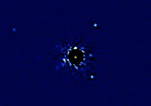 یدیوی تایم لپس خیره‌کننده‌ای از سیارات فراخورشیدی که هر کدام از آنها از مشتری سنگین تر هستند و حول ستاره خود در حال گردش هستند ارائه می دهد.