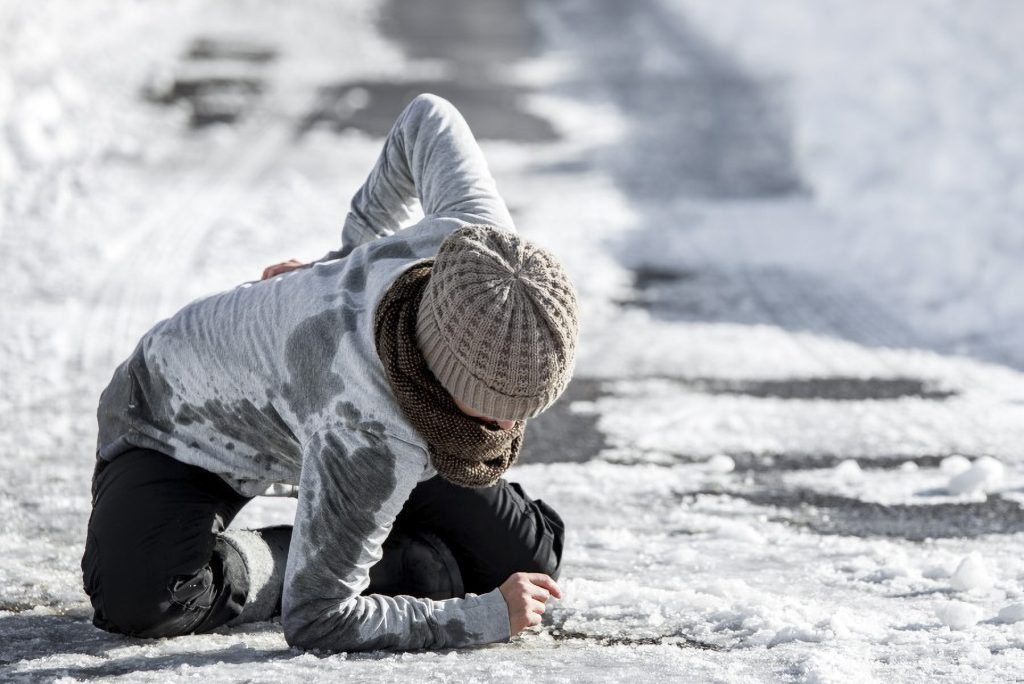 یخ، برف و هوای سرد... فصل زمستان مملو از خطرات فراوانی است که این فصل را به خطرناک ترین فصل ممکن برای آسیب های فیزیکی تبدیل کرده است.