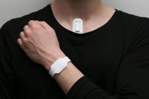 دانشمندان یک سیستم پوشیدنی آزمایشی طراحی کرده اند که با هشدار دادن به کاربران در هنگام نزدیک شدن به آستانه صوتی خود، از این اتفاق جلوگیری می کند.