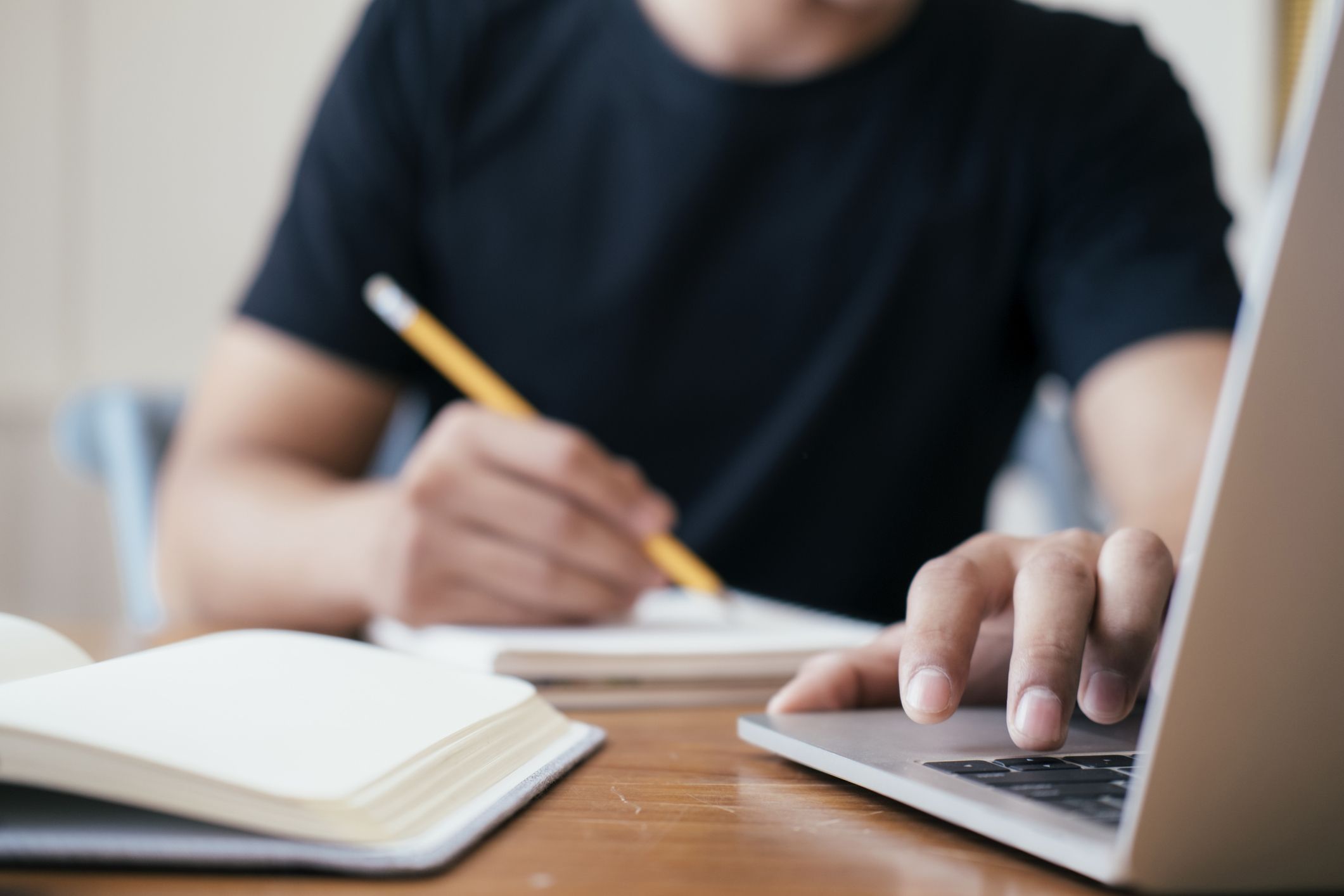 با استفاده از لپتاپ&zwnj;های دانش آموزی، کودکان می&zwnj;توانند جزوه یادداشت کرده، فیلم&zwnj;های آموزشی مضاعف دیده و تکالیف خود را در آن انجام دهند.