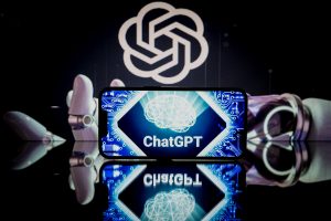  یکی از کارهایی که می توان با ربات چت هوش مصنوعی ChatGPT انجام داد استفاده از آن برای خلاصه کردن مقالات است.